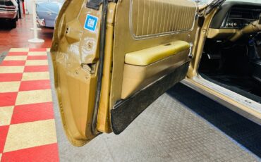 Pontiac-Grand-Prix-1967-Gold-Black-0-38