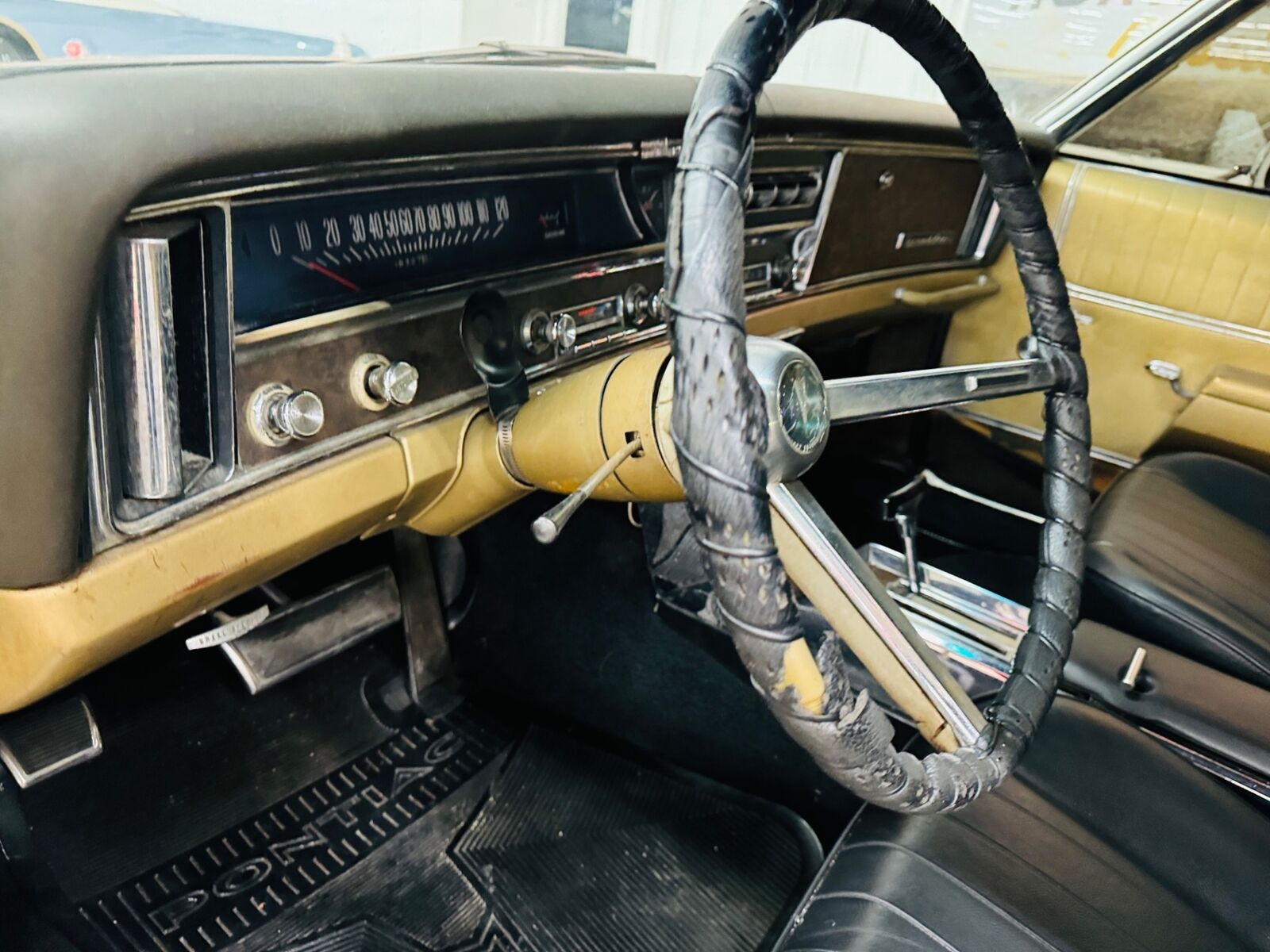 Pontiac-Grand-Prix-1967-Gold-Black-0-39