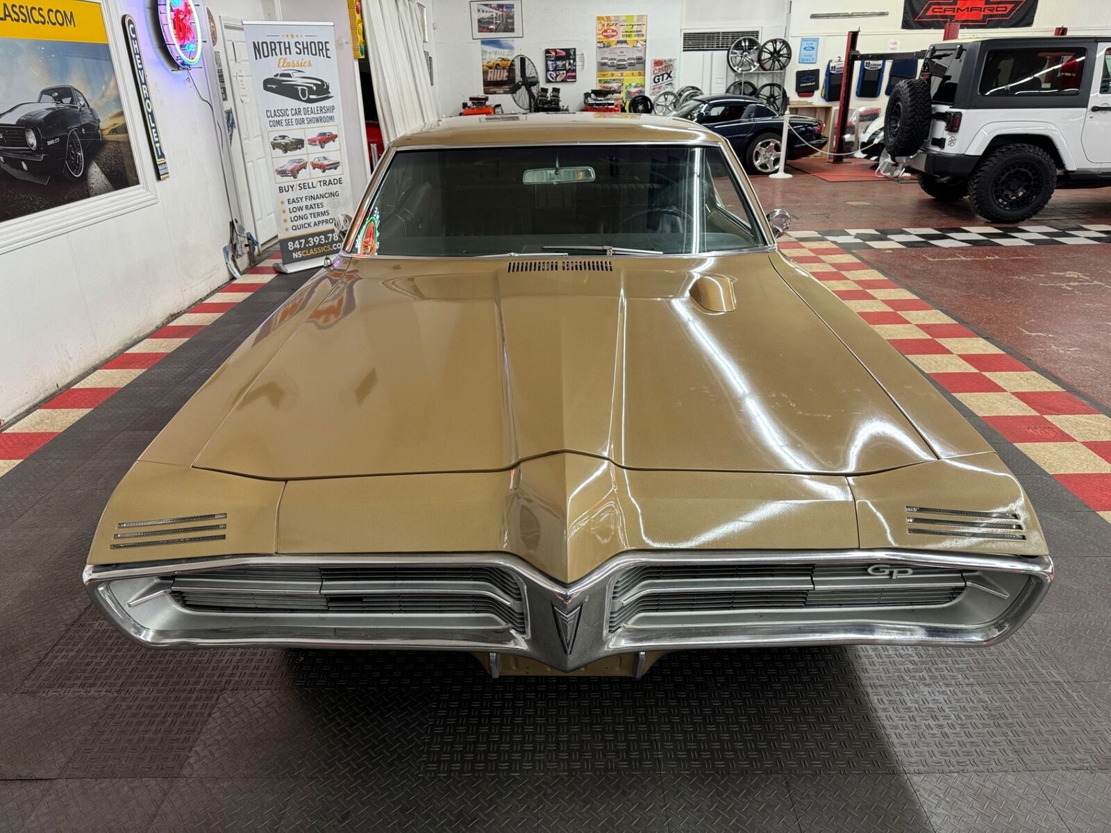 Pontiac-Grand-Prix-1967-Gold-Black-0-4