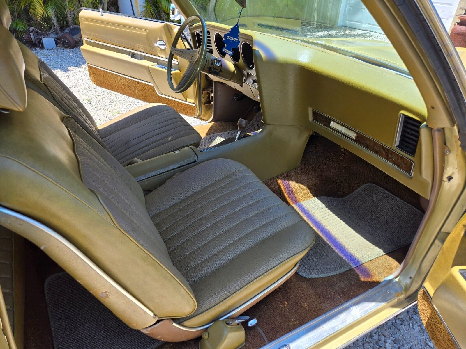 Pontiac-Grand-Prix-Coupe-1969-Gold-Gold-181856-14