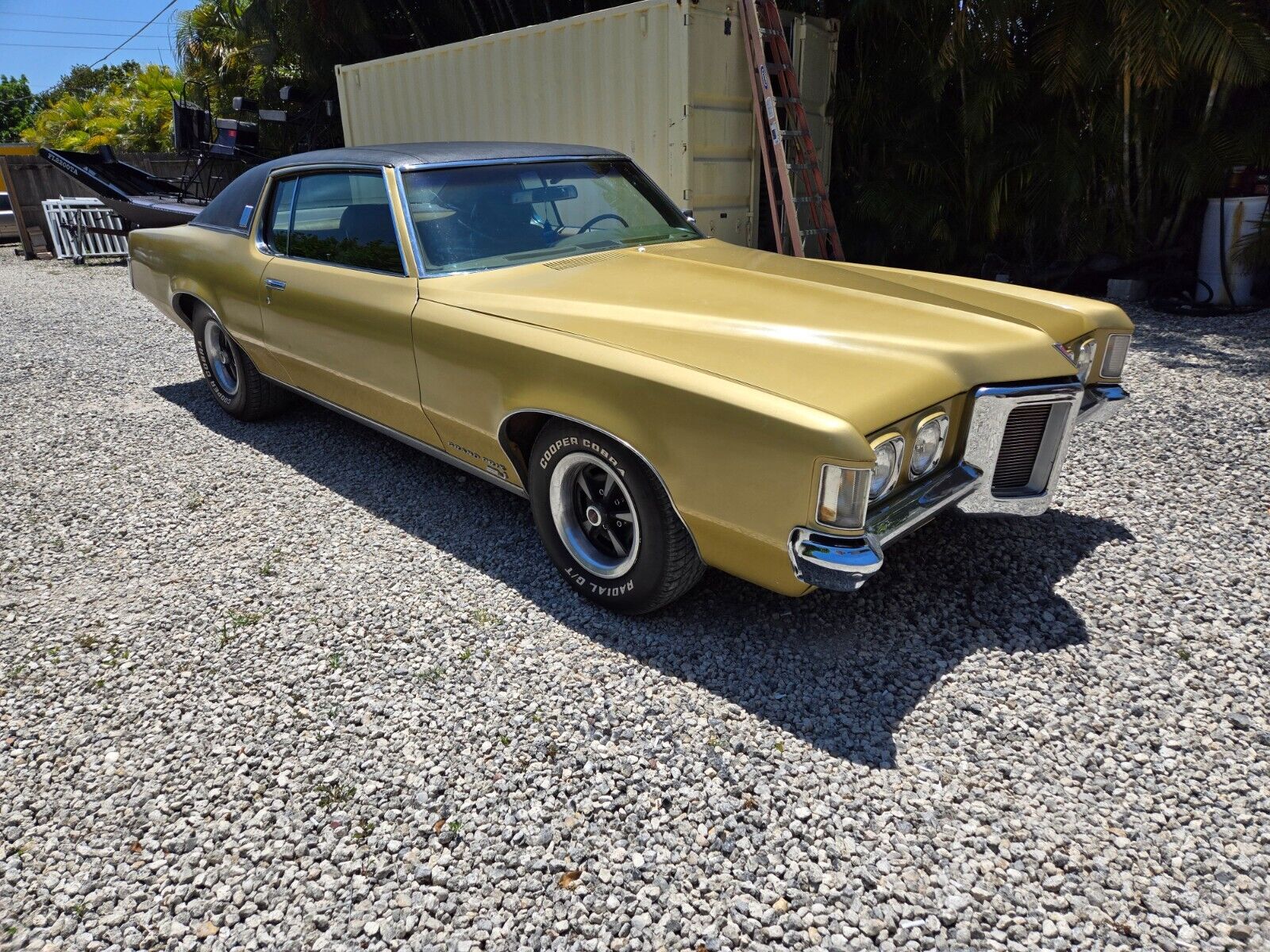 Pontiac-Grand-Prix-Coupe-1969-Gold-Gold-181856-2