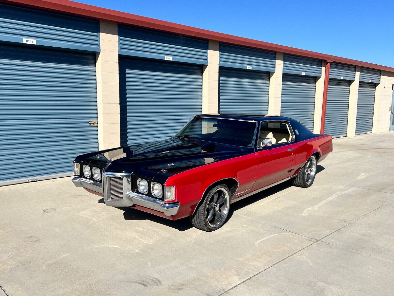 Pontiac-Grand-Prix-Coupe-1969-Parchment-107826-2