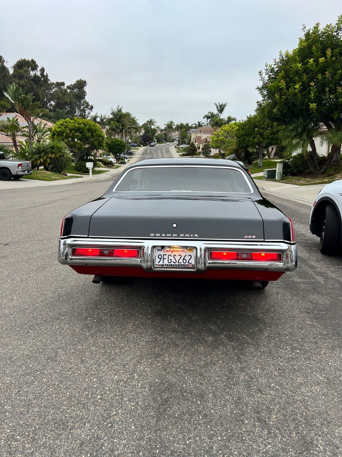 Pontiac-Grand-Prix-Coupe-1969-Parchment-107826-27