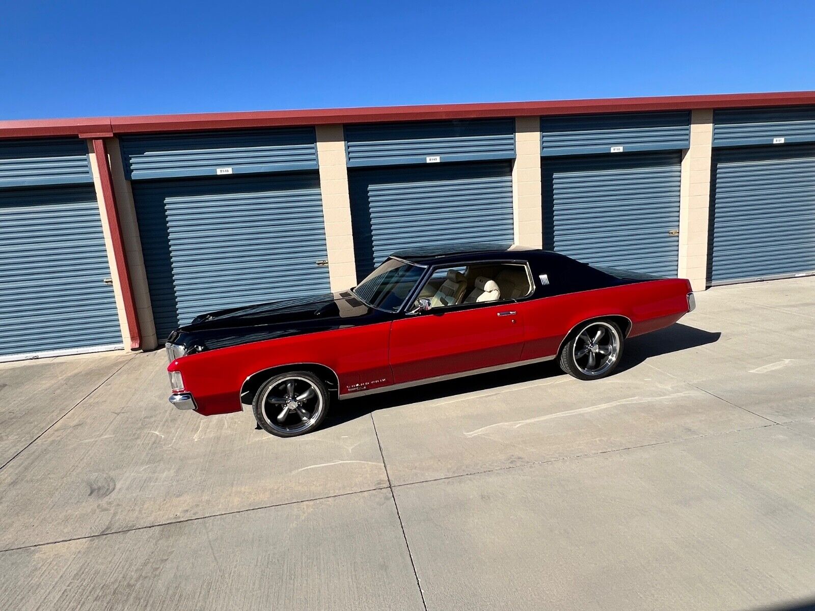 Pontiac-Grand-Prix-Coupe-1969-Parchment-107826-38