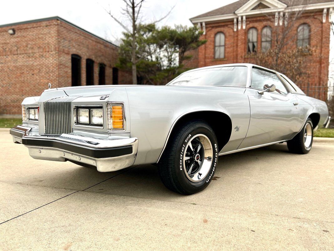 Pontiac-Grand-Prix-Coupe-1976-Silver-Blue-37015-1