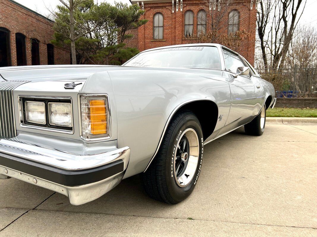 Pontiac-Grand-Prix-Coupe-1976-Silver-Blue-37015-11