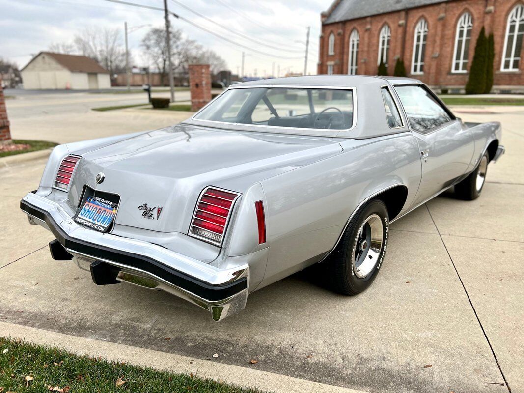 Pontiac-Grand-Prix-Coupe-1976-Silver-Blue-37015-7