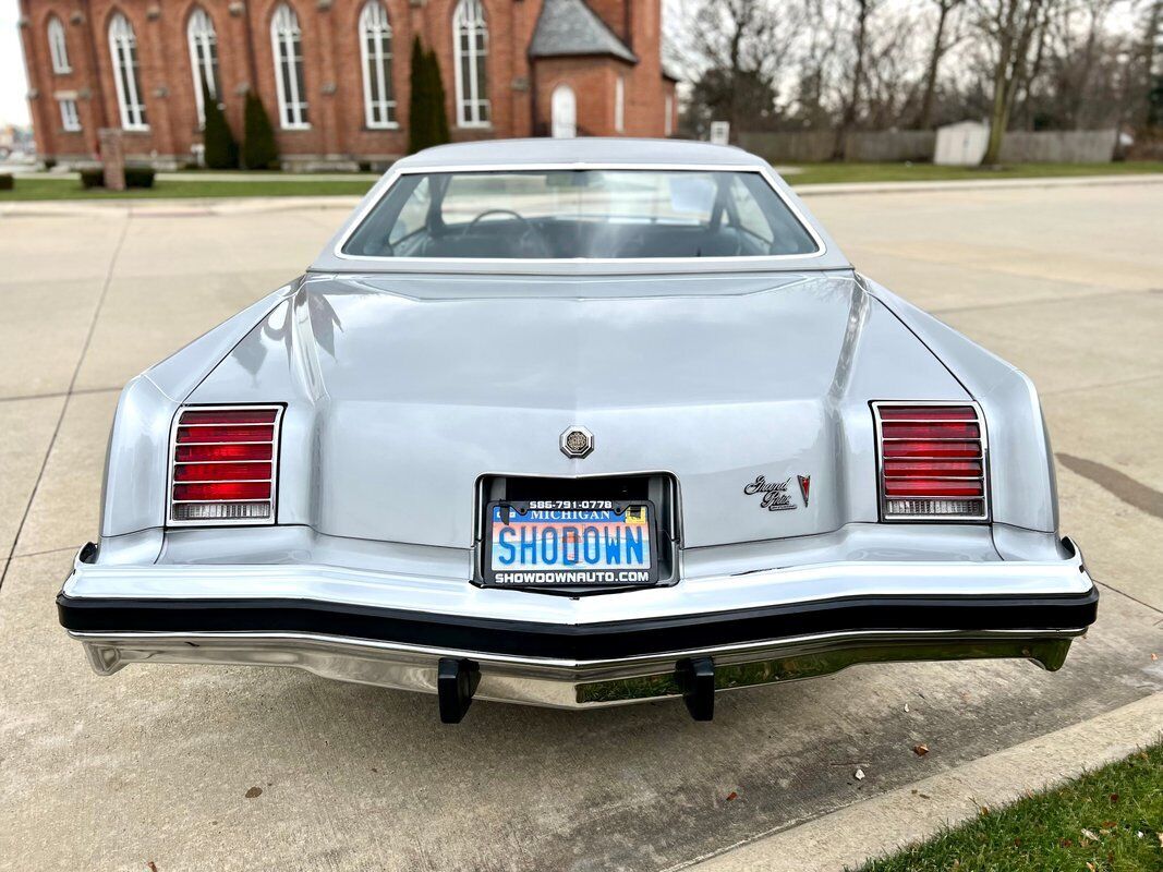 Pontiac-Grand-Prix-Coupe-1976-Silver-Blue-37015-8