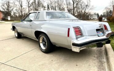 Pontiac-Grand-Prix-Coupe-1976-Silver-Blue-37015-9