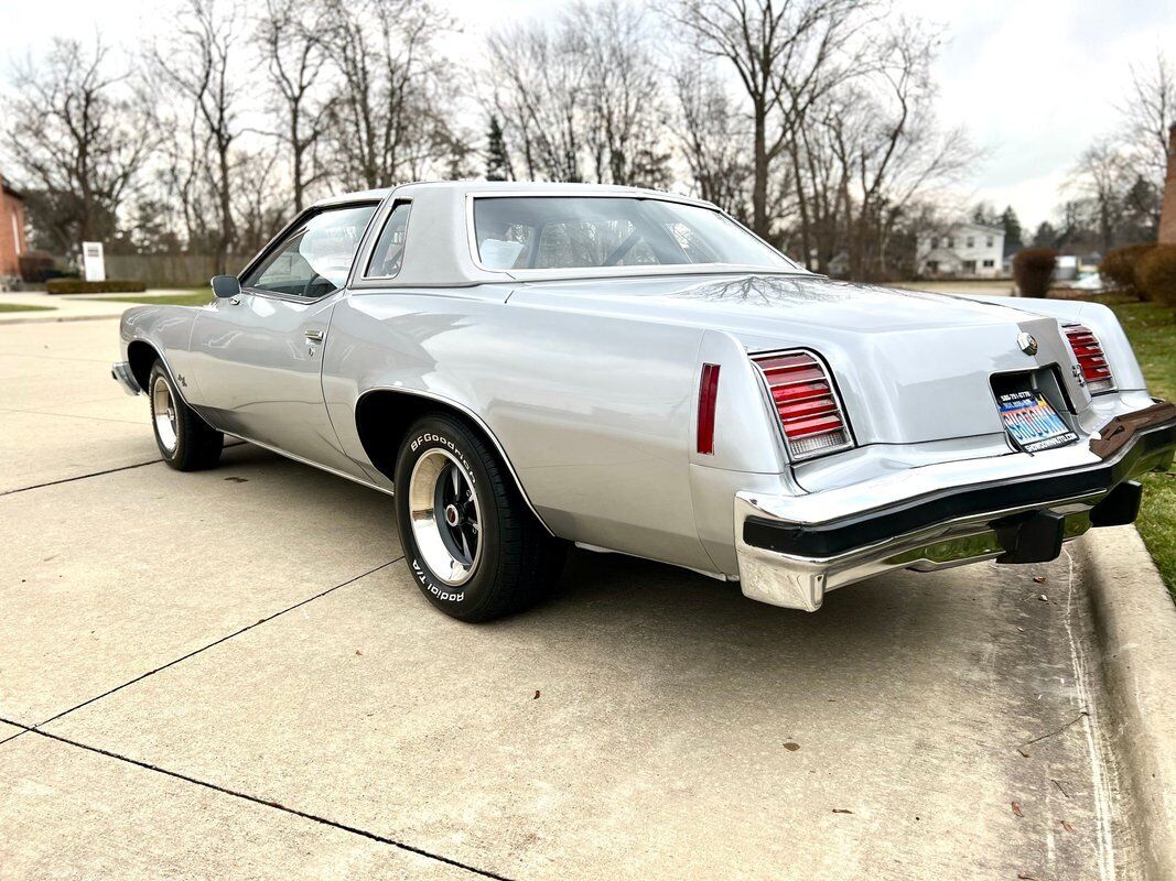 Pontiac-Grand-Prix-Coupe-1976-Silver-Blue-37015-9