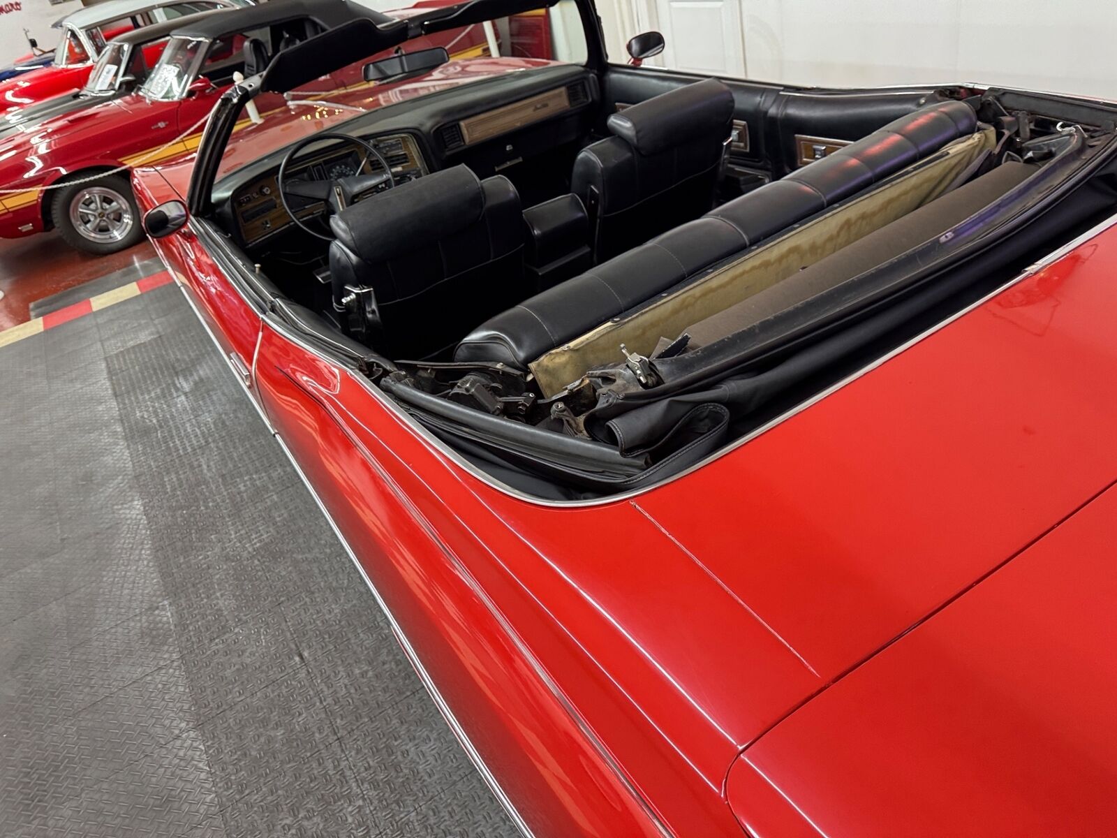 Pontiac-Grand-Ville-Cabriolet-1975-Red-Black-139660-19