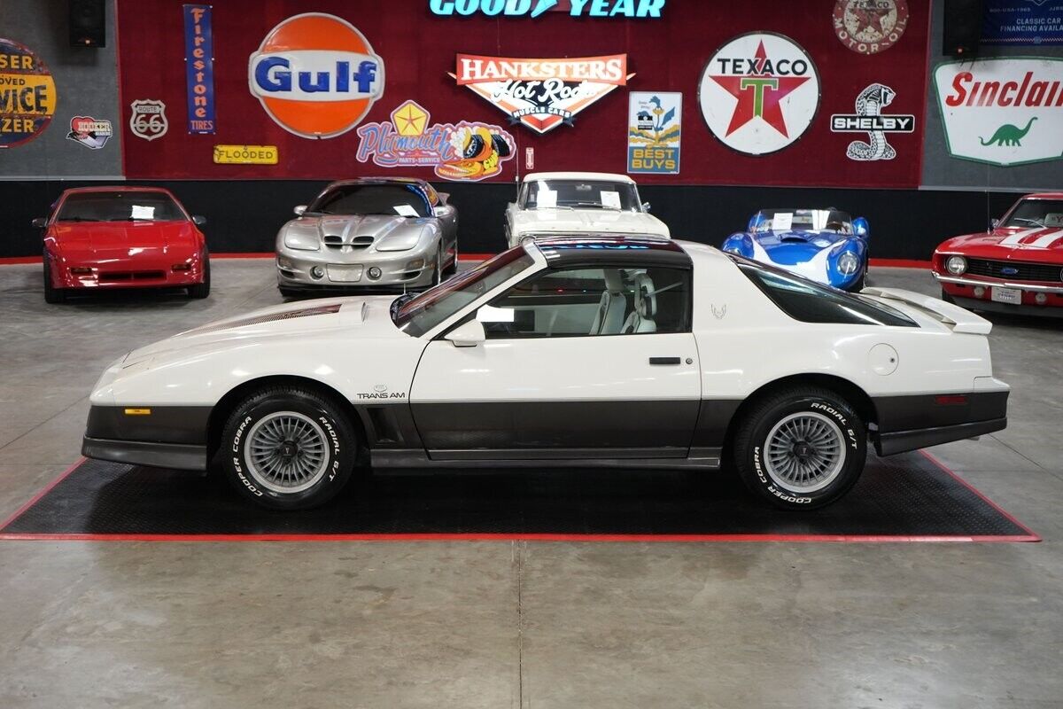 Pontiac-Trans-Am-Coupe-1983-Silver-Black-0-10