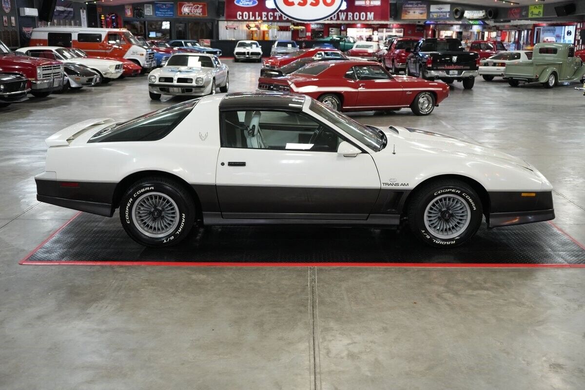 Pontiac-Trans-Am-Coupe-1983-Silver-Black-0-15