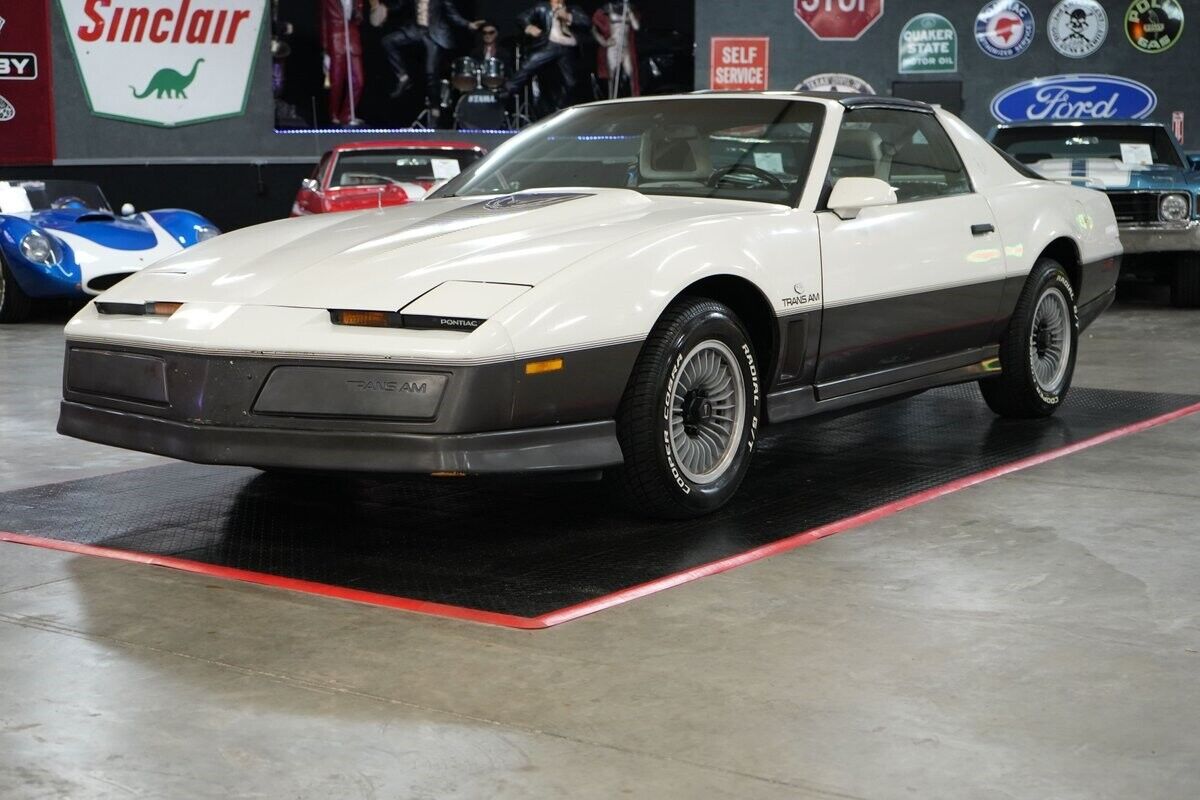 Pontiac-Trans-Am-Coupe-1983-Silver-Black-0-18