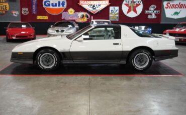 Pontiac-Trans-Am-Coupe-1983-Silver-Black-0-2