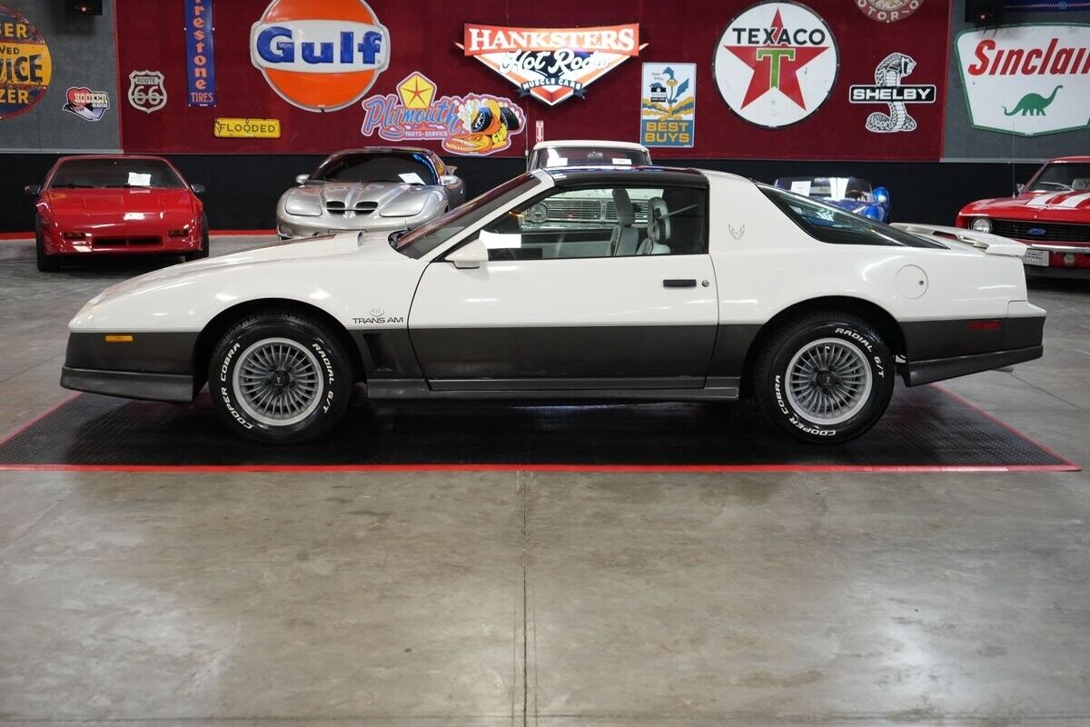 Pontiac-Trans-Am-Coupe-1983-Silver-Black-0-2