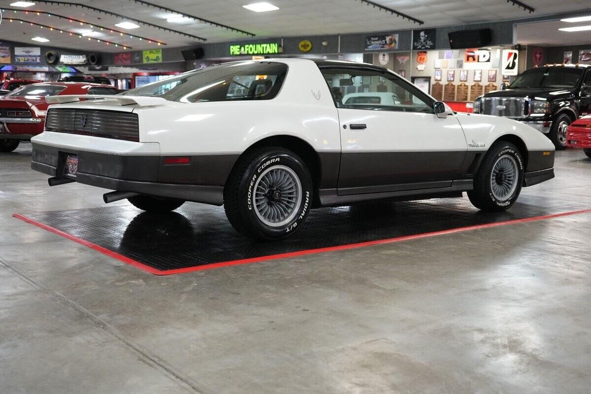 Pontiac-Trans-Am-Coupe-1983-Silver-Black-0-22