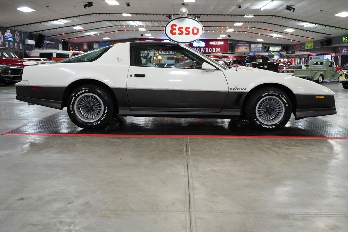 Pontiac-Trans-Am-Coupe-1983-Silver-Black-0-23