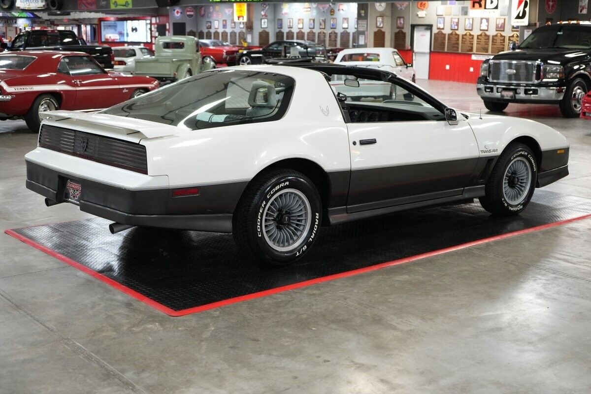 Pontiac-Trans-Am-Coupe-1983-Silver-Black-0-30