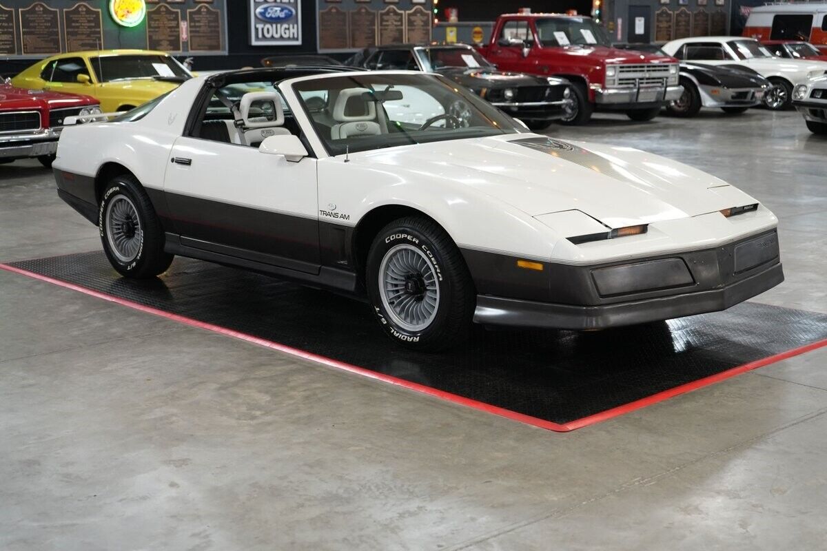 Pontiac-Trans-Am-Coupe-1983-Silver-Black-0-32