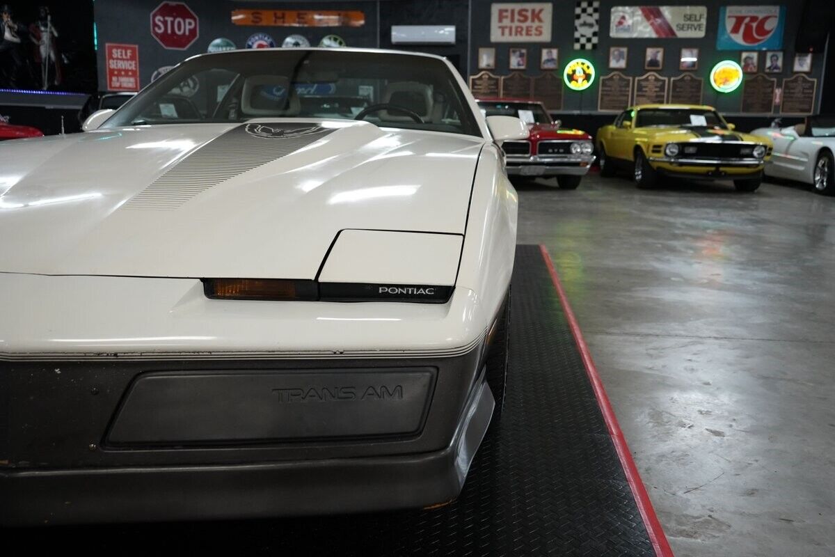 Pontiac-Trans-Am-Coupe-1983-Silver-Black-0-35