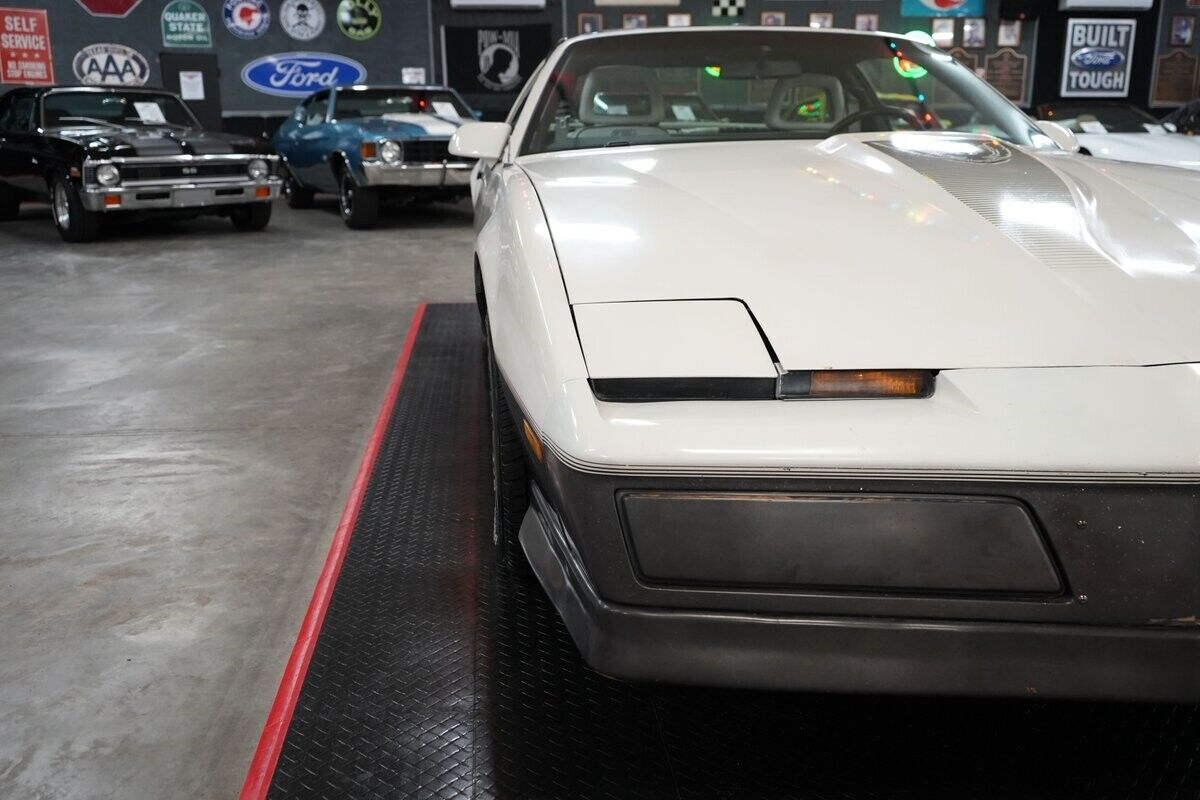 Pontiac-Trans-Am-Coupe-1983-Silver-Black-0-36