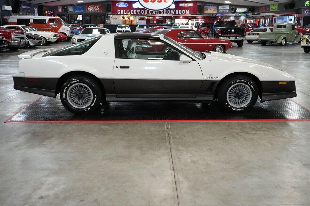 Pontiac-Trans-Am-Coupe-1983-Silver-Black-0-6