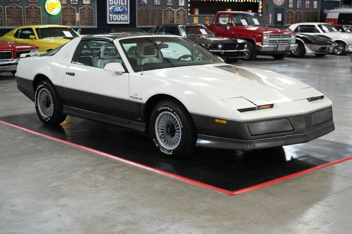 Pontiac-Trans-Am-Coupe-1983-Silver-Black-0-7