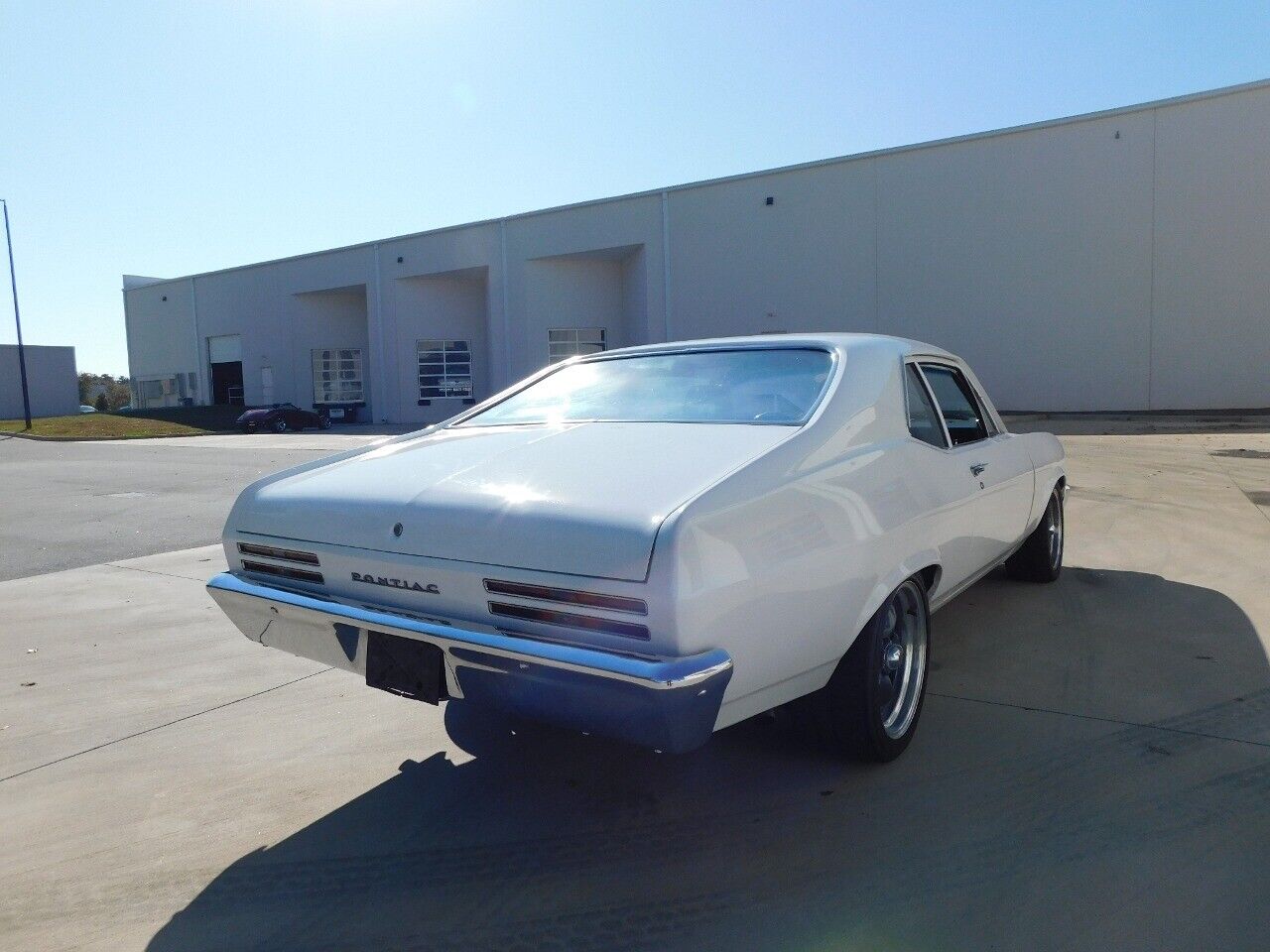 Pontiac-Ventura-Coupe-1974-White-Black-43452-10