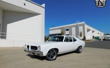 Pontiac-Ventura-Coupe-1974-White-Black-43452-2