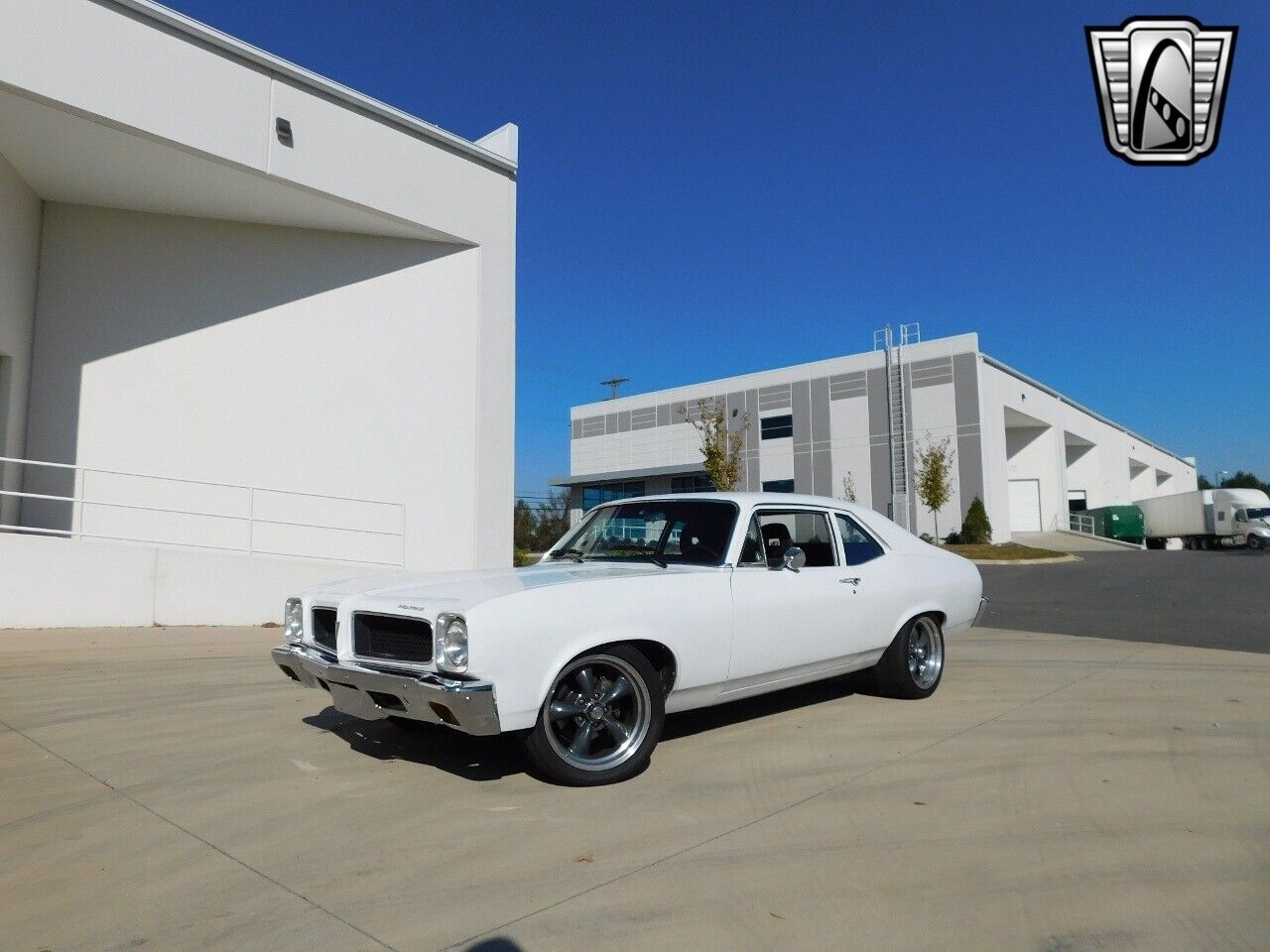 Pontiac-Ventura-Coupe-1974-White-Black-43452-2