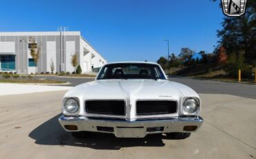 Pontiac-Ventura-Coupe-1974-White-Black-43452-3