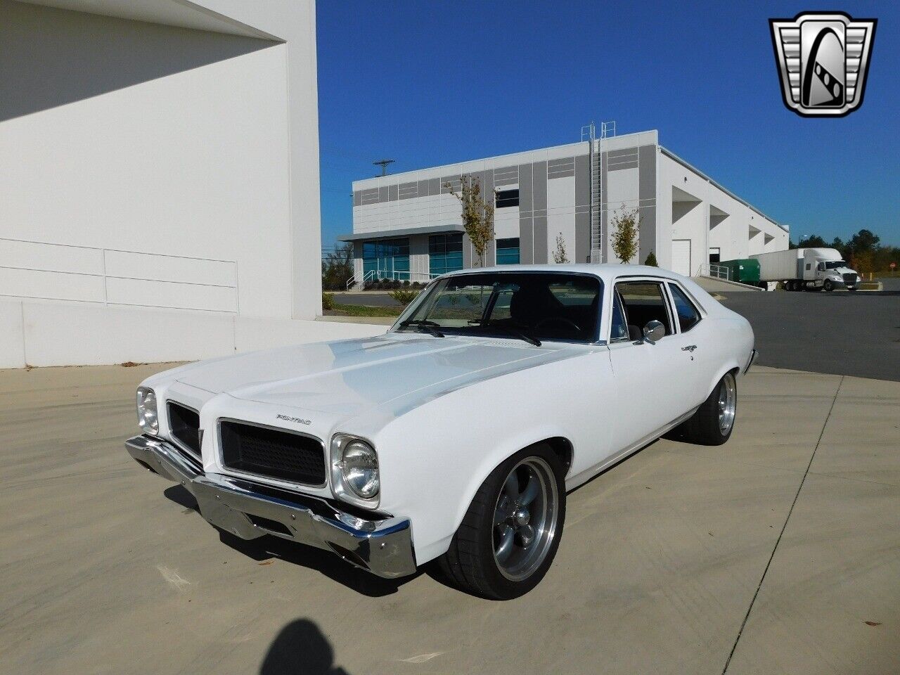 Pontiac-Ventura-Coupe-1974-White-Black-43452-4