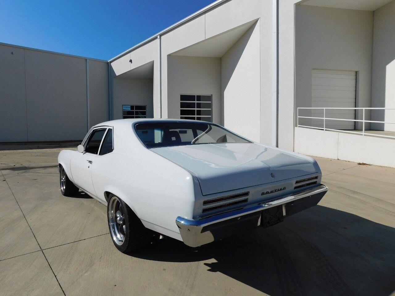 Pontiac-Ventura-Coupe-1974-White-Black-43452-8