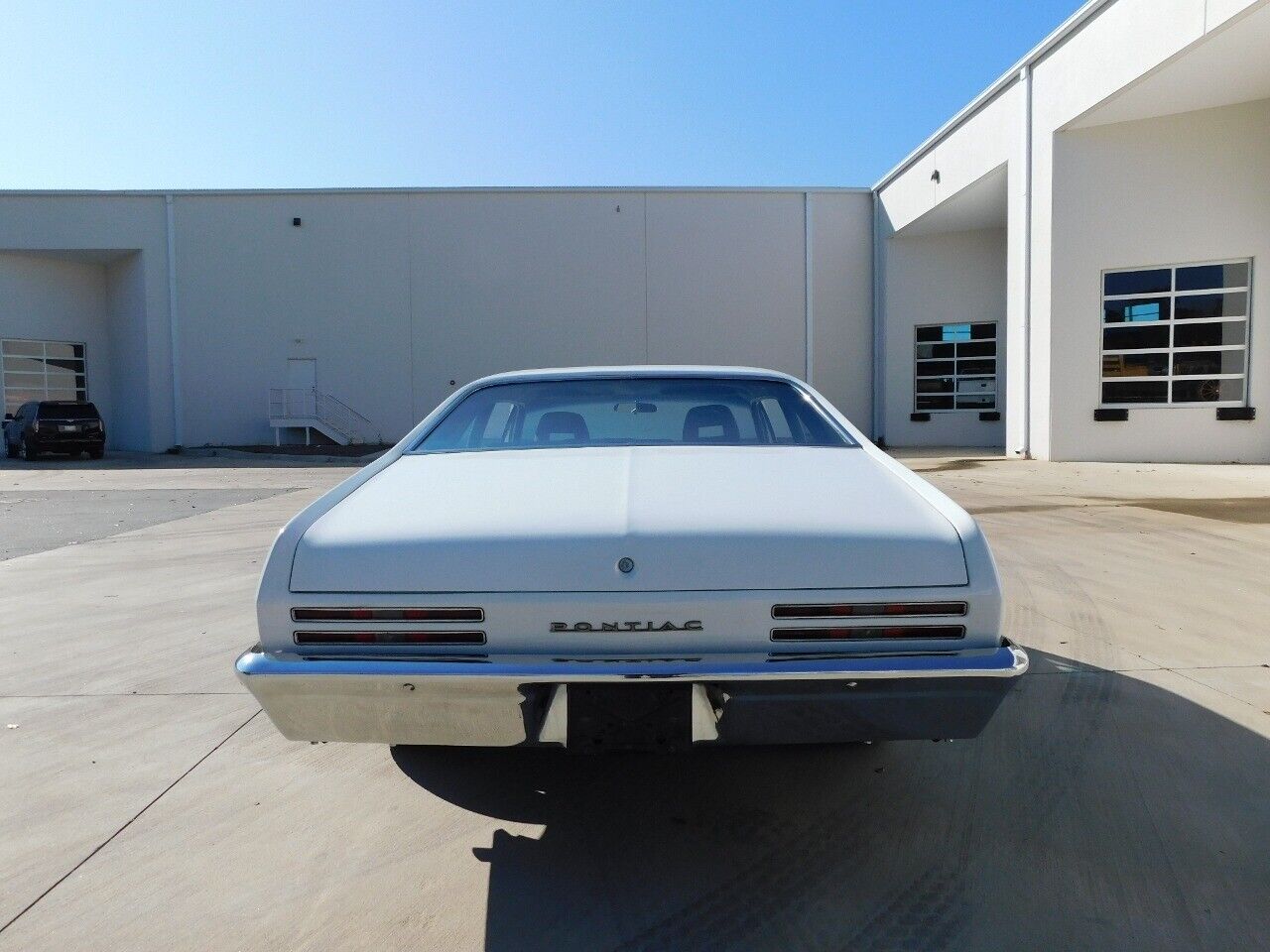 Pontiac-Ventura-Coupe-1974-White-Black-43452-9