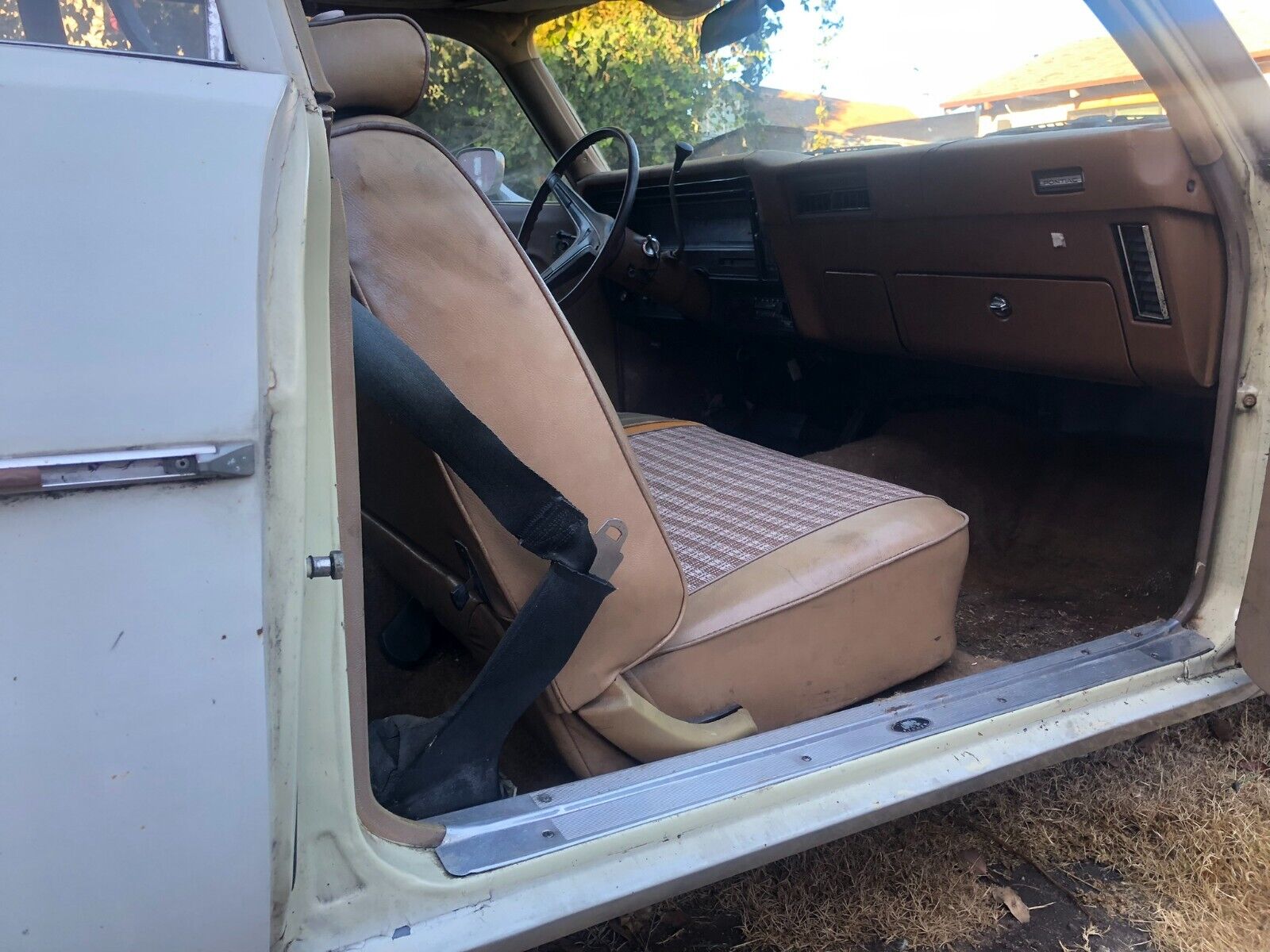 Pontiac-Ventura-Coupe-1974-White-Brown-130357-11