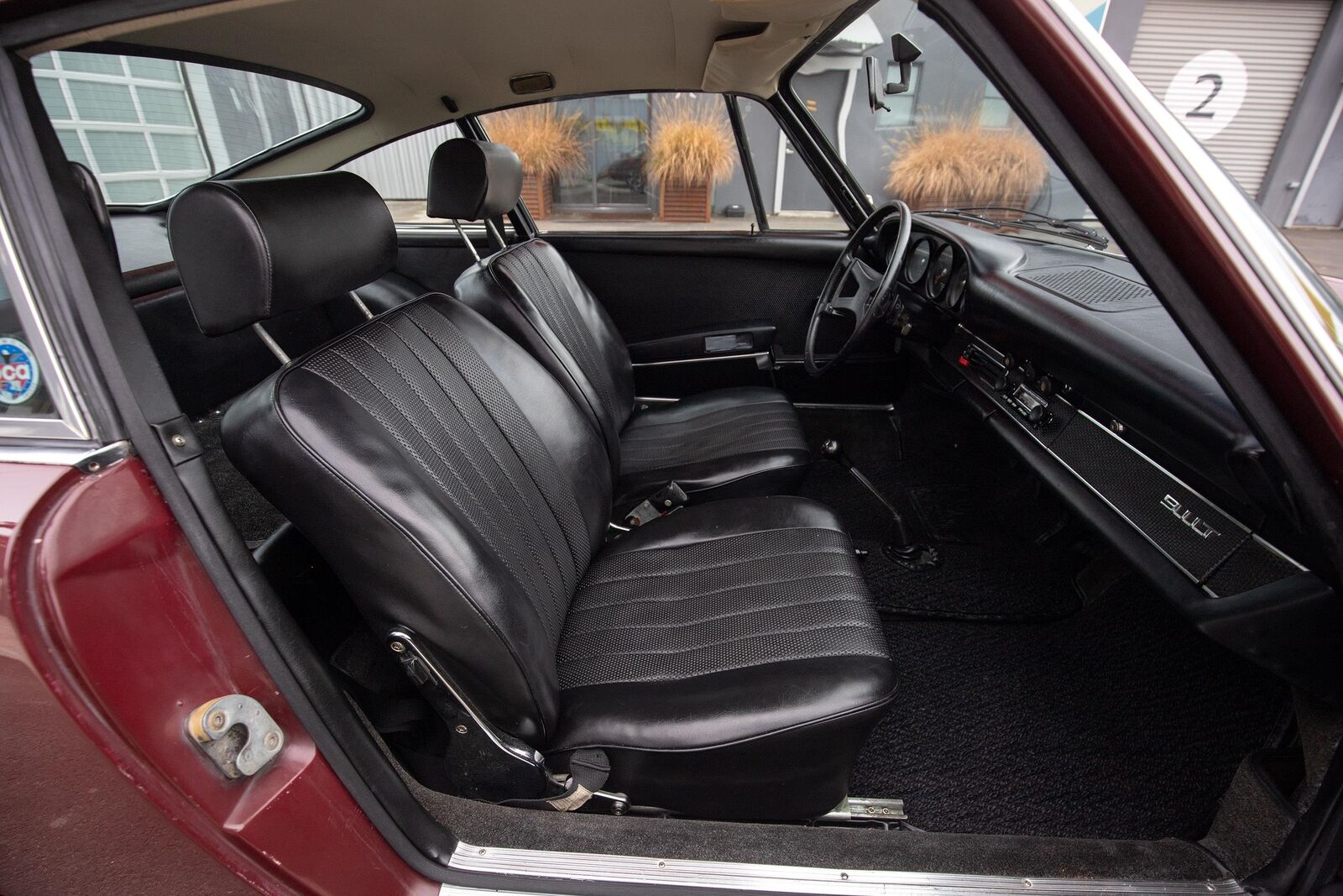 Porsche-911-1971-Burgundy-Black-143875-34