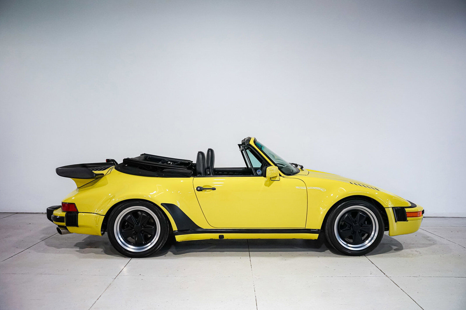 Porsche-911-Cabriolet-1987-Black-70813-2