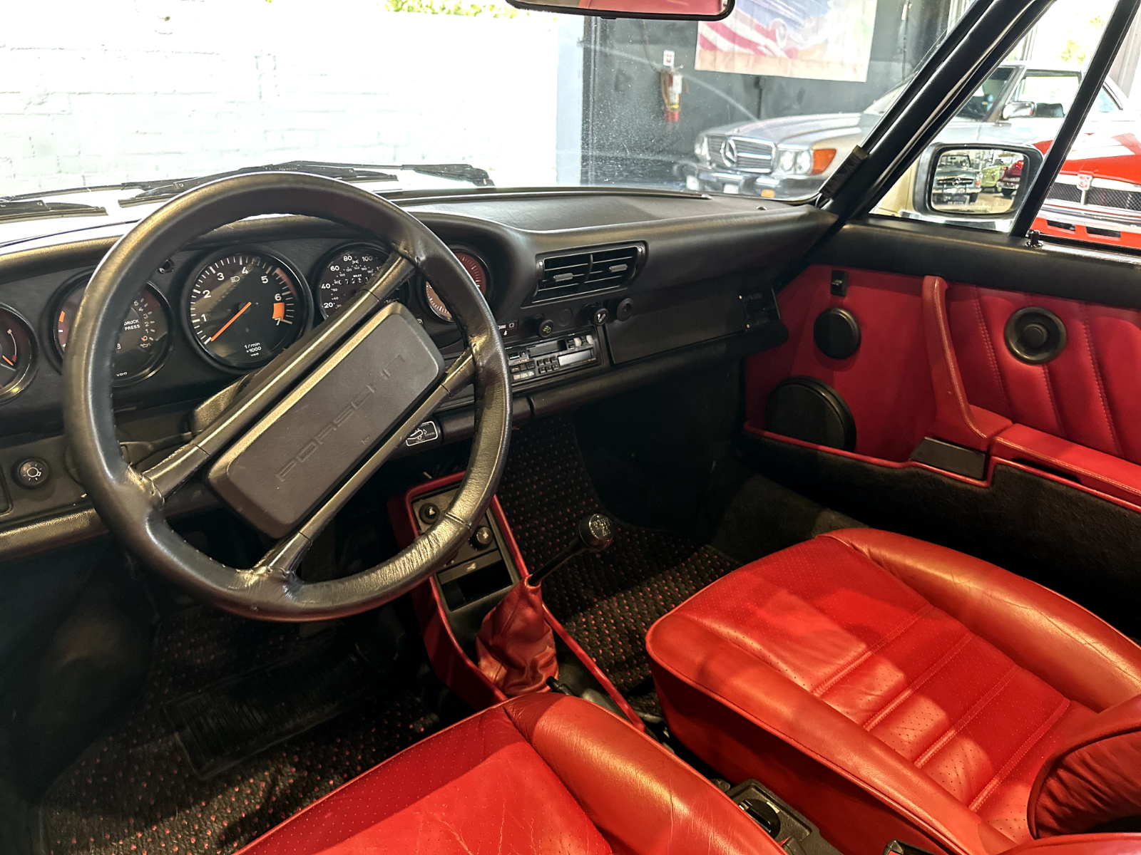 Porsche-911-Cabriolet-1988-White-Red-116700-23