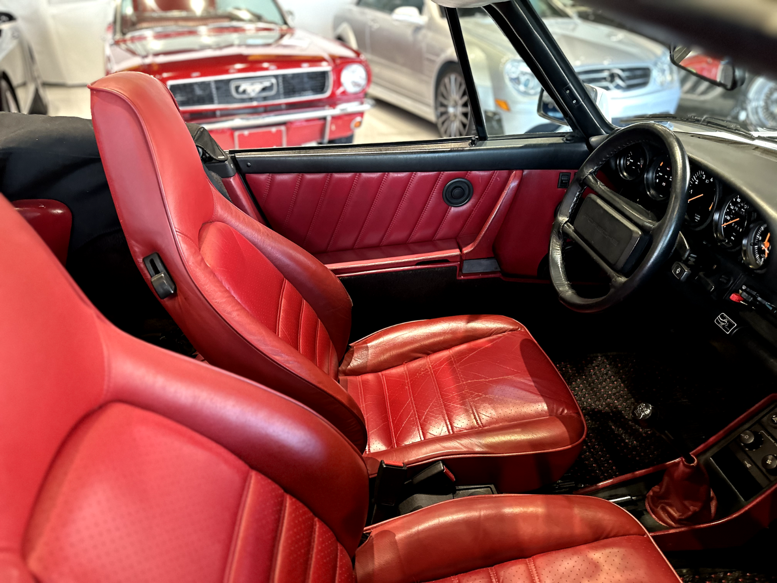 Porsche-911-Cabriolet-1988-White-Red-116700-28