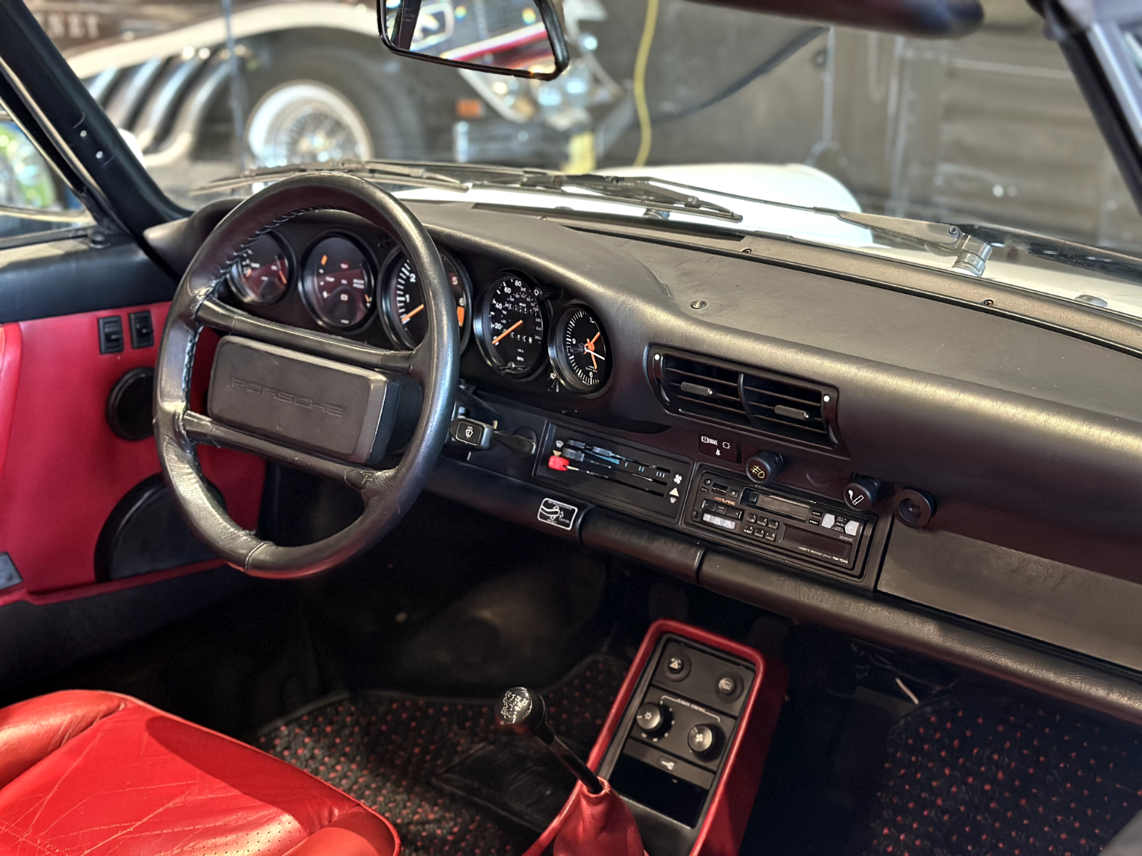 Porsche-911-Cabriolet-1988-White-Red-116700-31