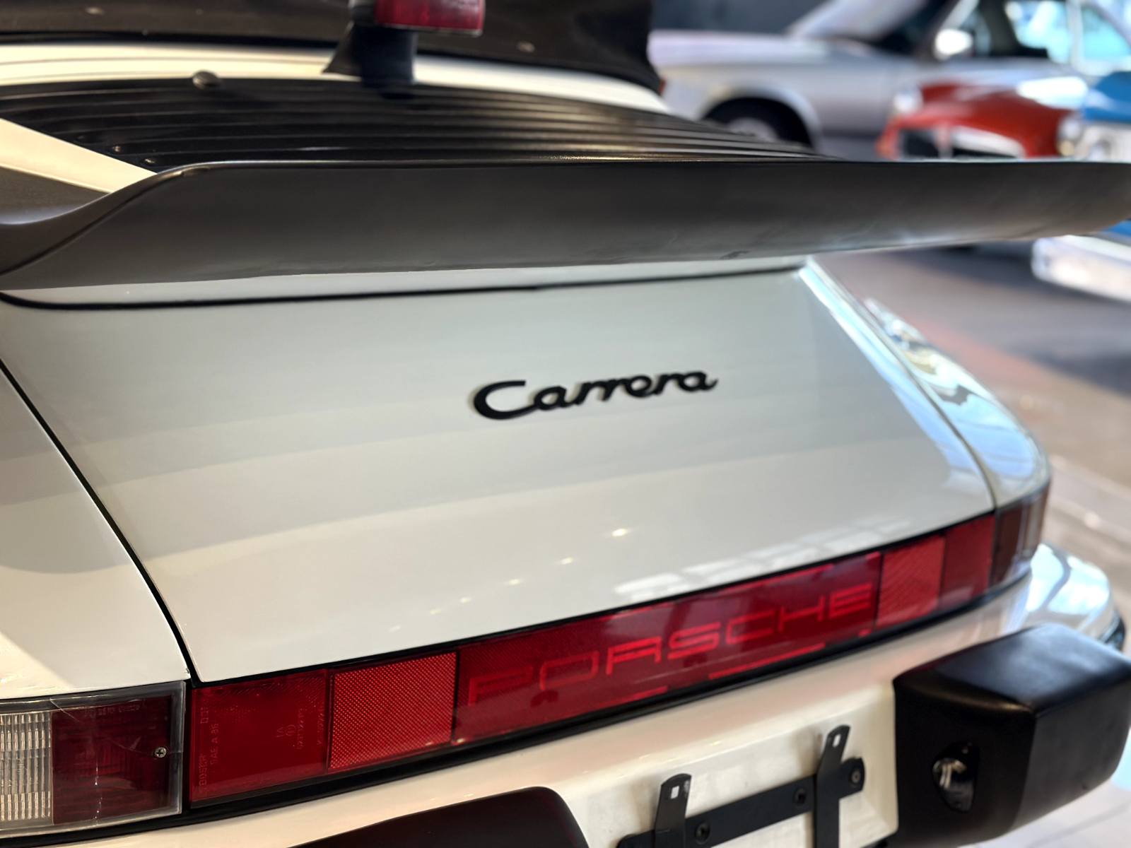 Porsche-911-Cabriolet-1988-White-Red-116700-35