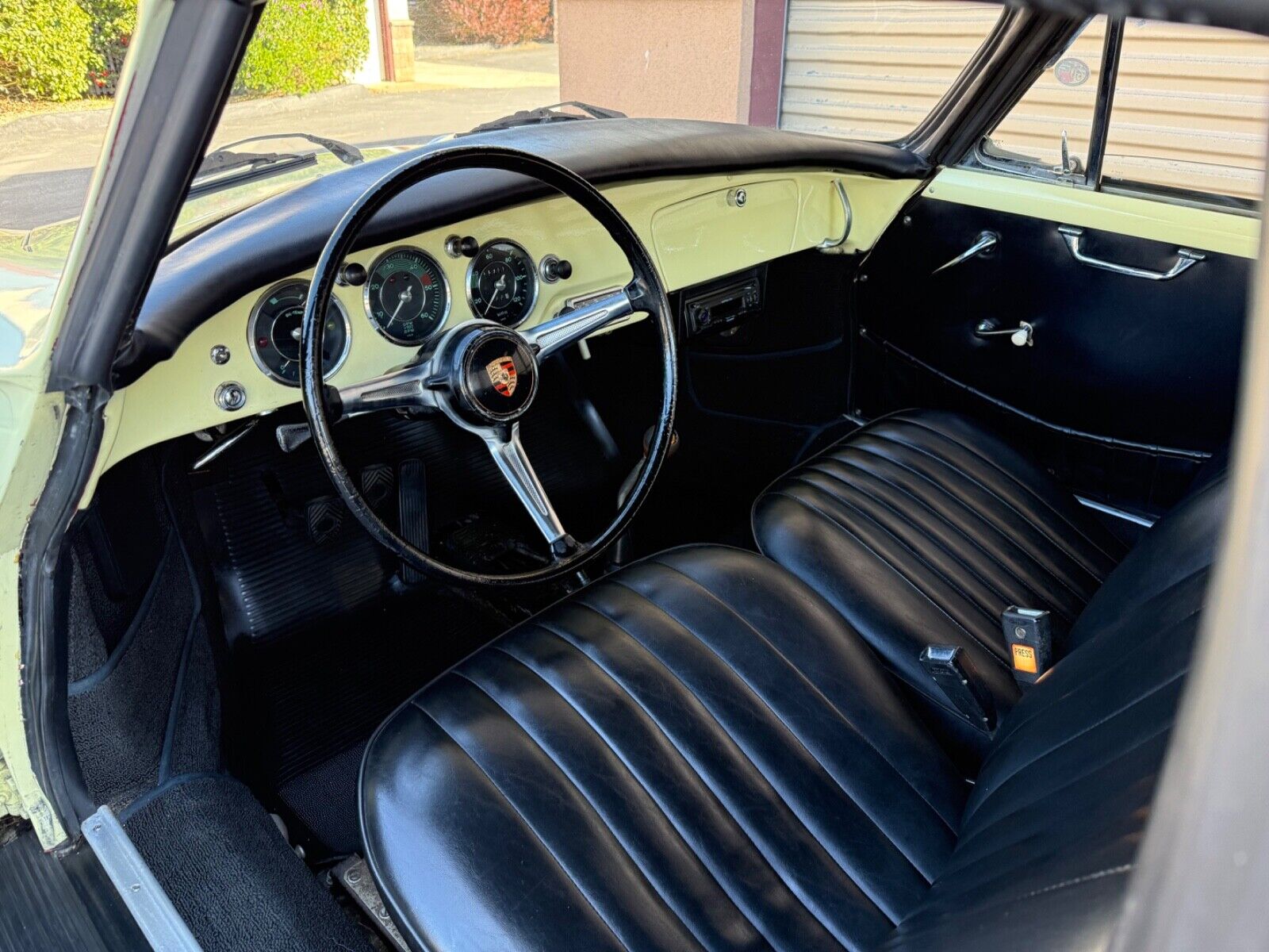 Porsche-911-Coupe-1962-Yellow-71312-13