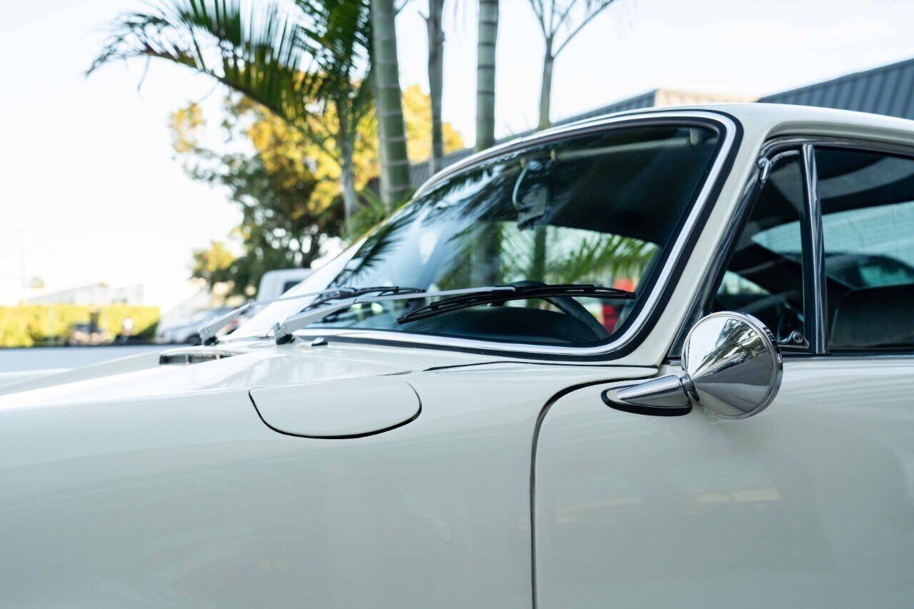 Porsche-911-Coupe-1968-White-Black-195501-27