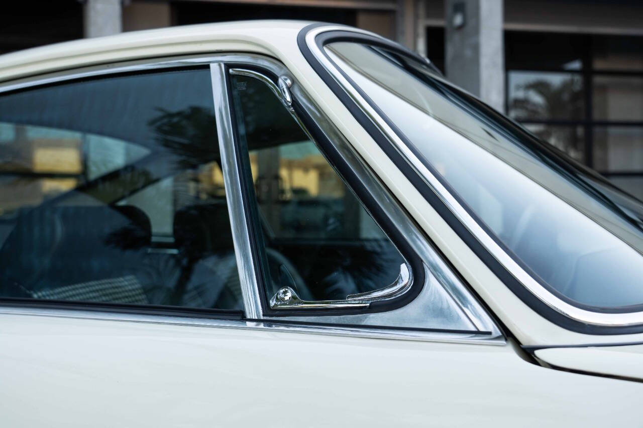 Porsche-911-Coupe-1968-White-Black-195501-34