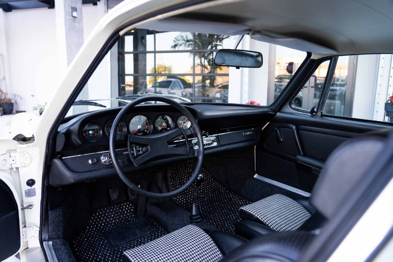 Porsche-911-Coupe-1968-White-Black-195501-4