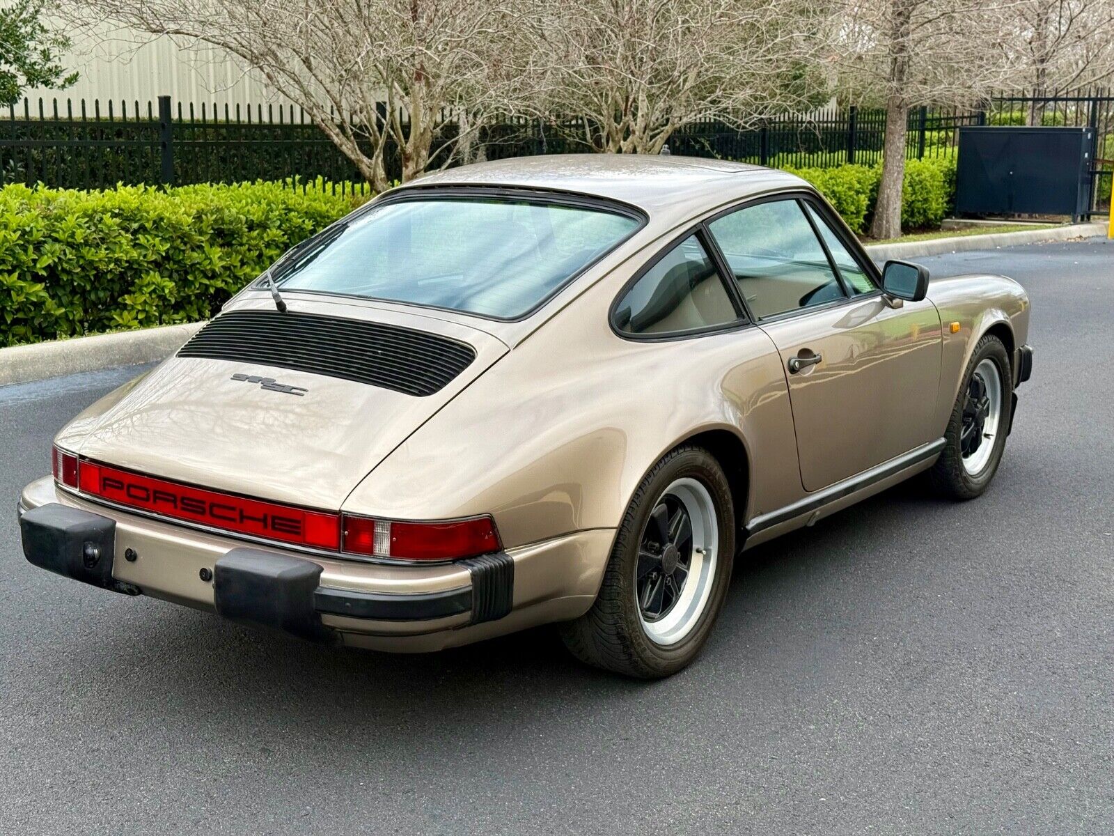 Porsche-911-Coupe-1982-platinum-266461-2