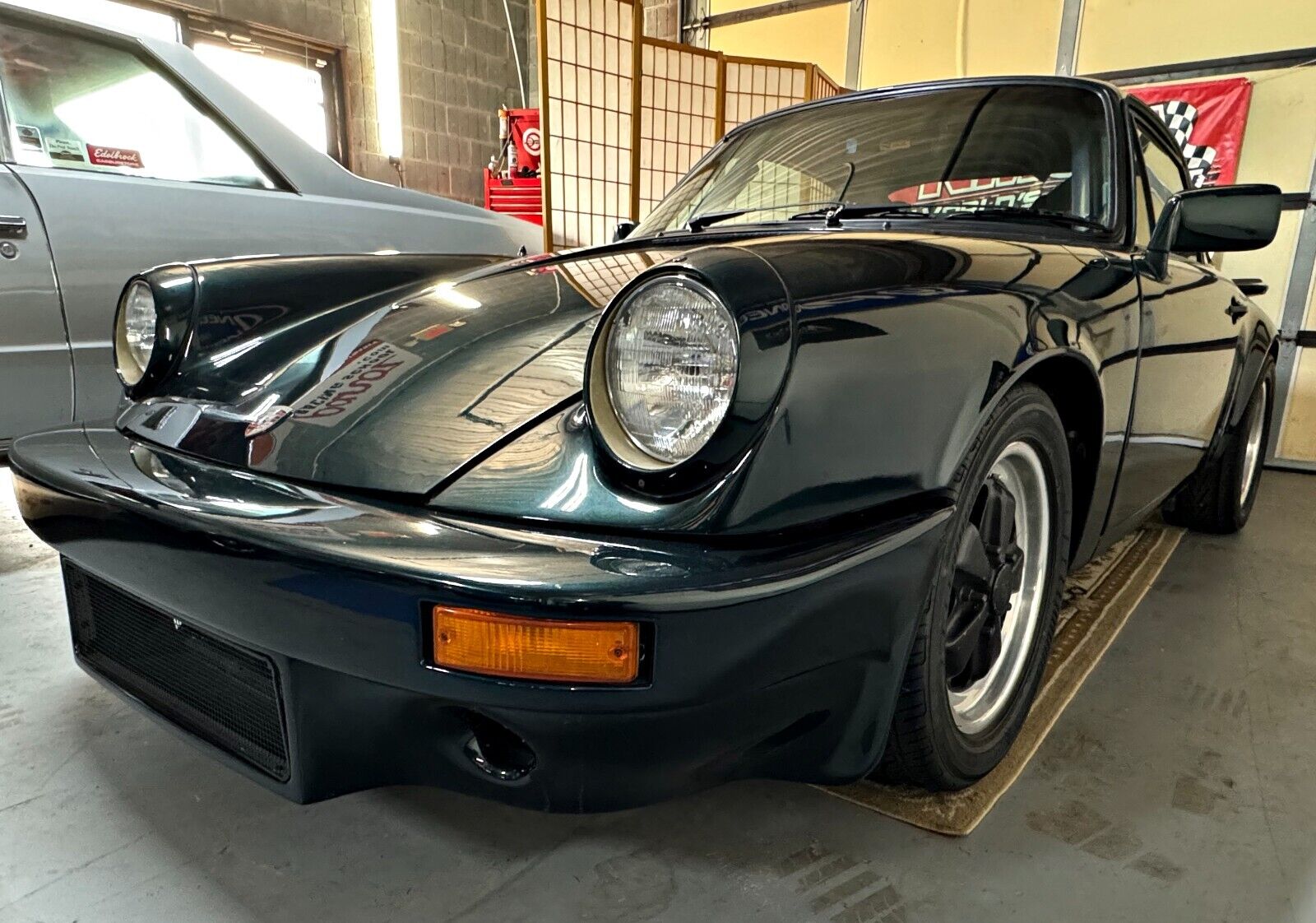 Porsche-911-Coupe-1984-Green-228366-3