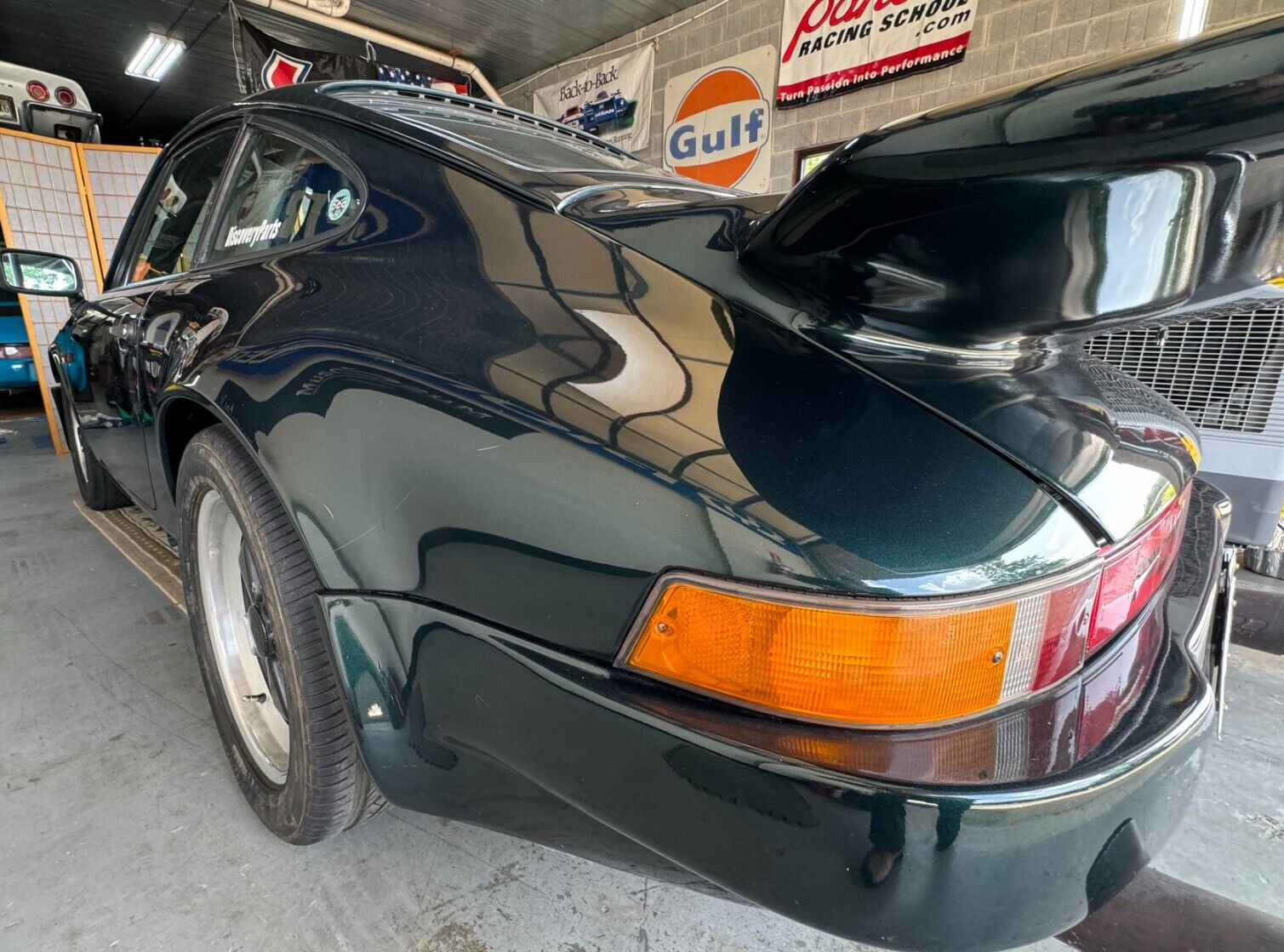 Porsche-911-Coupe-1984-Green-228366-32