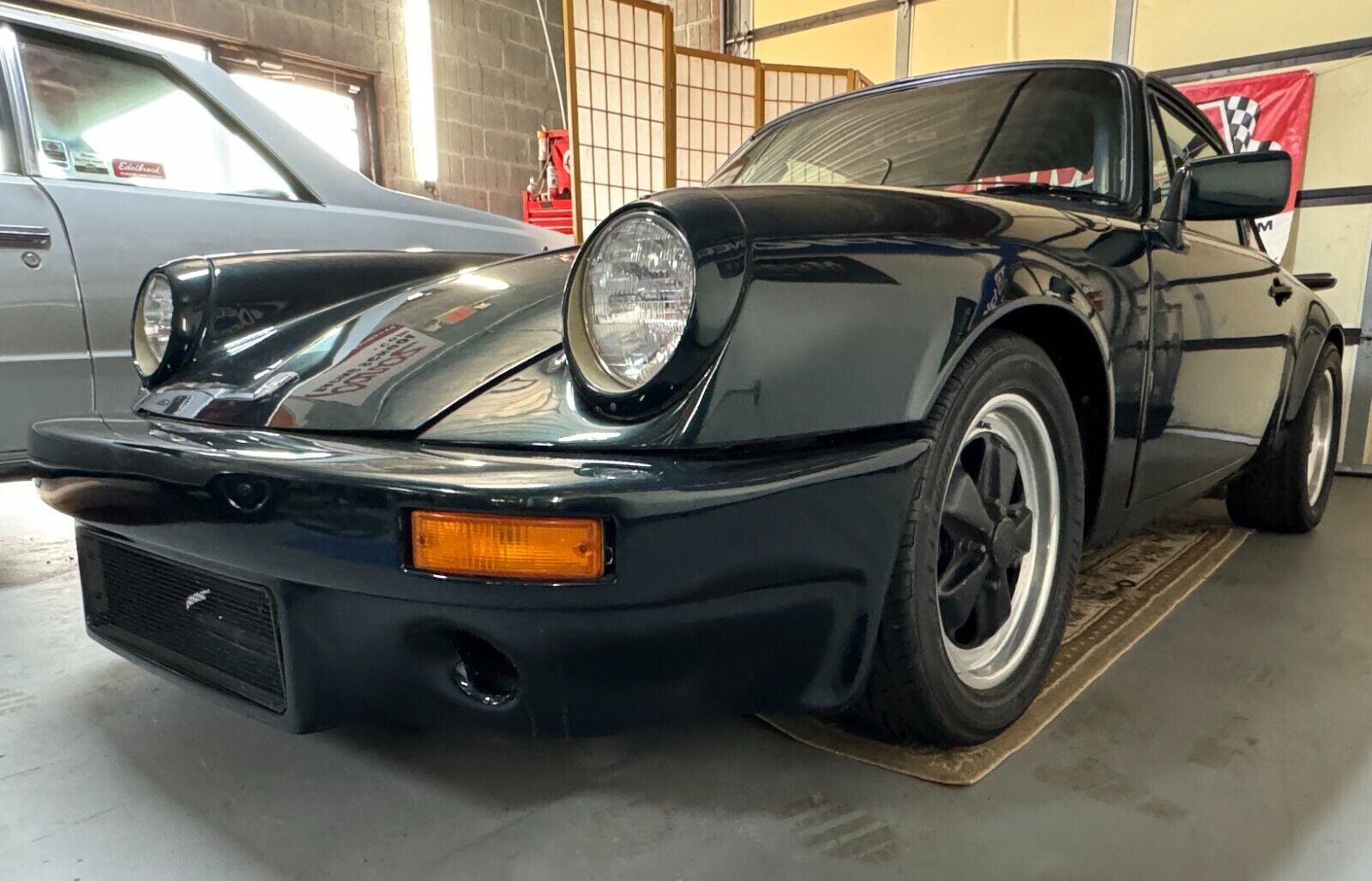 Porsche-911-Coupe-1984-Green-228366-39